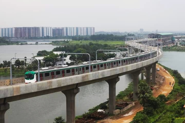 The Metro Rail train will start running on the flyover today